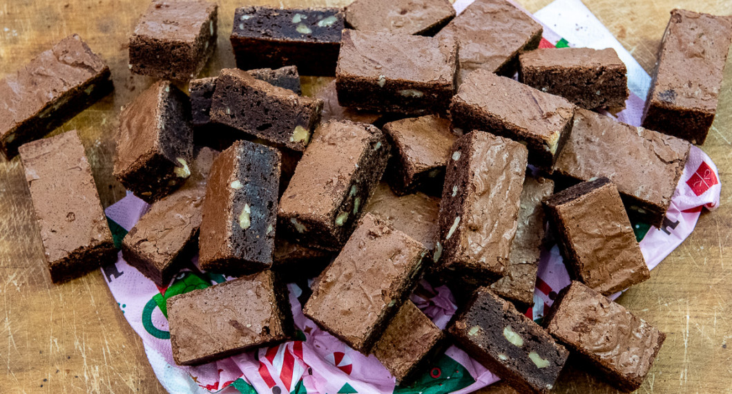 Låt svalna helt. Skär chokladkakan i rutor till lagom bitar - jag fick ut 50 bitar. 