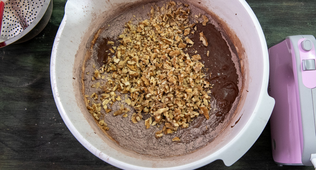 Hacka valnötterna grovt och tillsätt dem. 