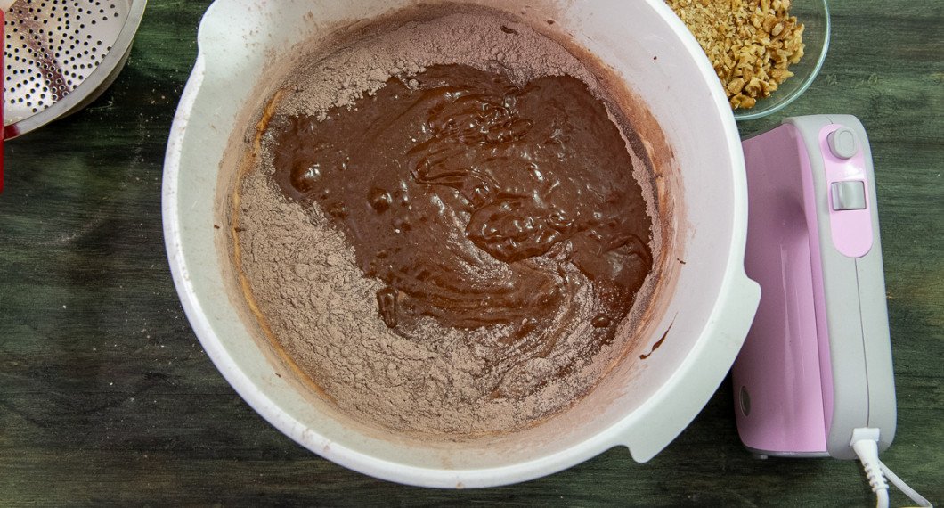 Tillsätt mjölblandningen till äggen. 