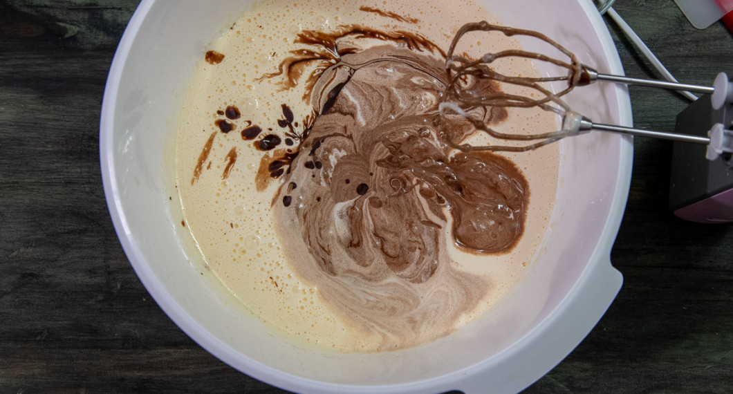 Tillsätt den smälta chokladen till äggen och blanda runt. 