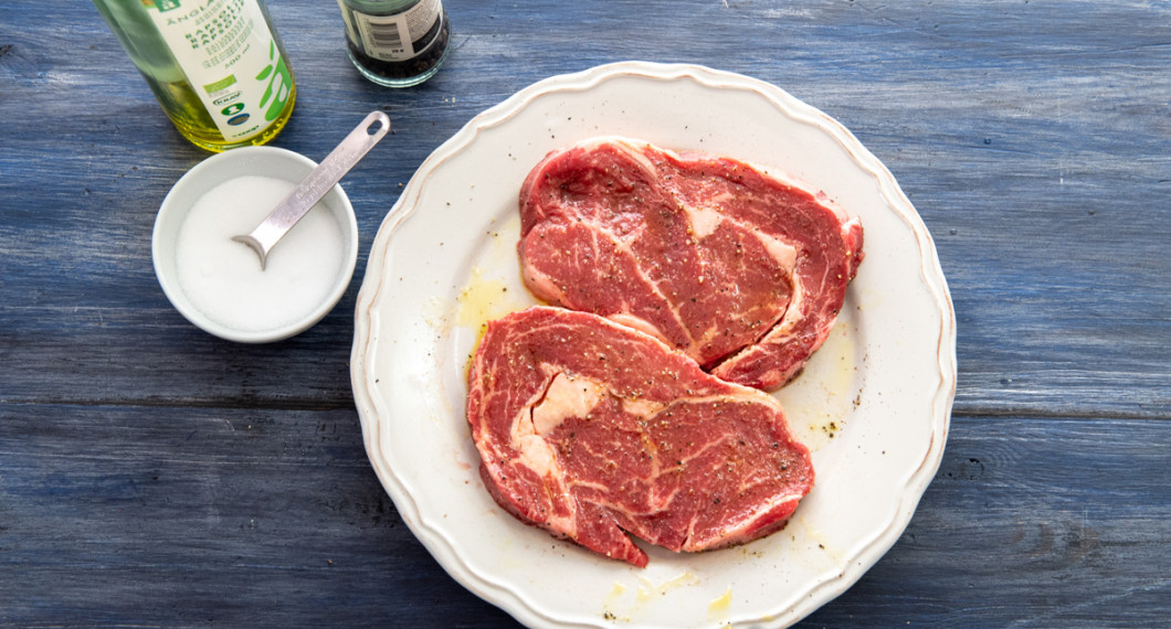 Det är valfritt att marinera entrecote - köttet är mört i sig. Lite salt, svatpeppar och olja blir gott. Eller sätt smak med en marinad. 