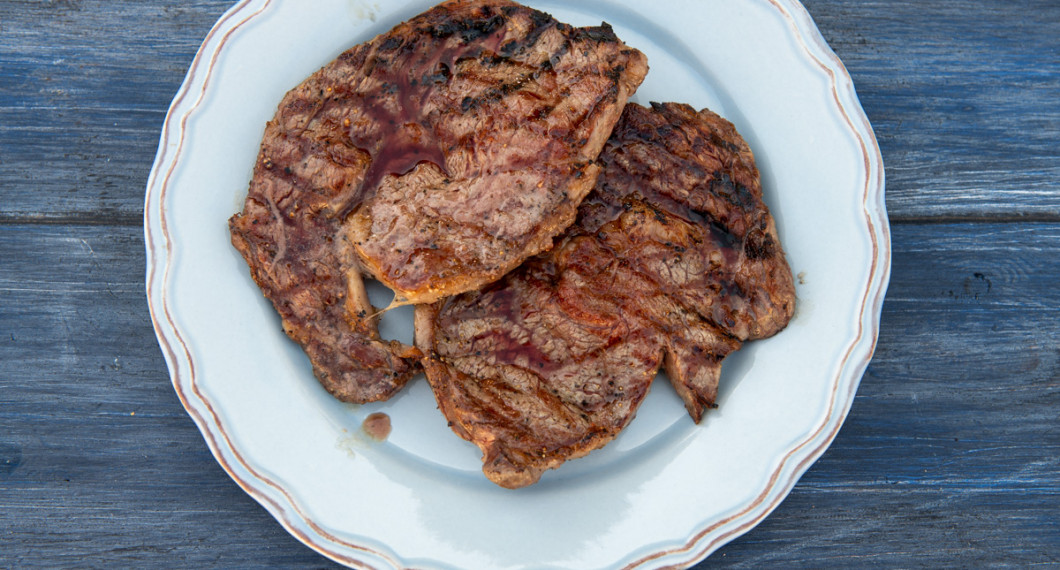 Entrecote stekt medium och köttsaft börjat tränga upp. Låt köttet vila några minuter innan servering. 