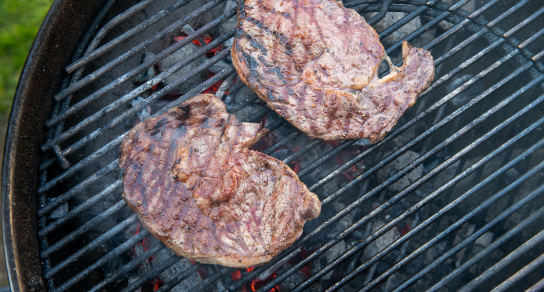 Grilla eller stek köttet till fin färg och förslagsvis medium rare stekgrad 58 grader. 