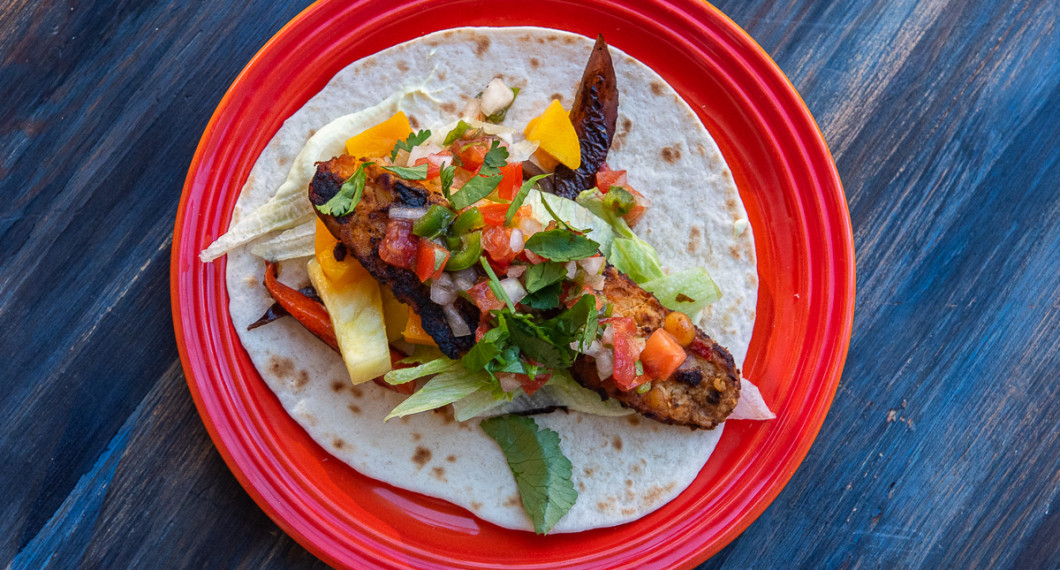 Ett mjukt tortillabröd toppat med tempehfajita, guacamole, pico de gallo salsa, mango, ananas och annat gott. 