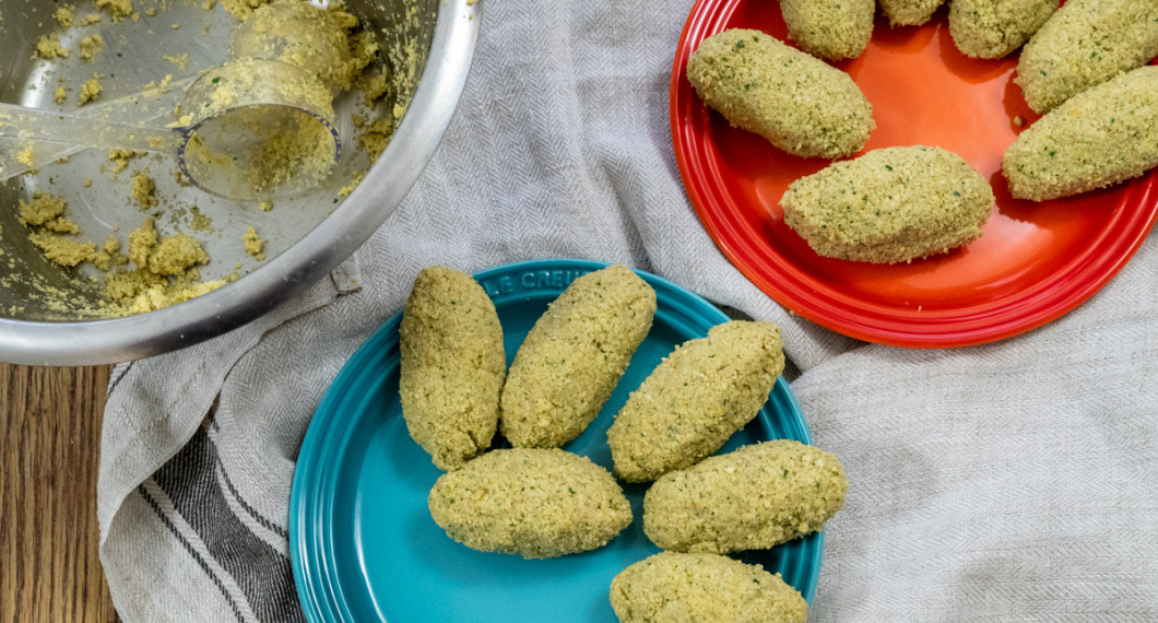 Falafelröran eller degen formas till avlånga falaflar eller bollar redo att friteras