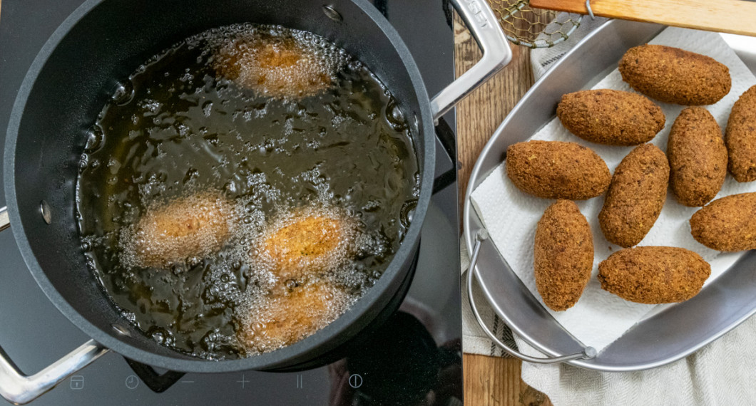 Falaflarna friteras några i taget i olja