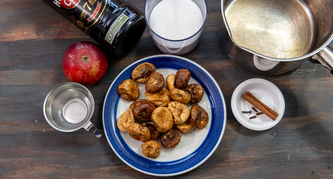 Till marmeladen behöver du vatten, äpple, rom, syltsocker, blötlagda torkade fikon, kanelstång samt kryddnejlika. 