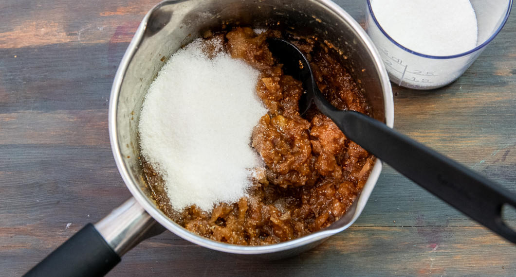 Tillsätt kryddnejlikor, kanelstången samt syltsocker och koka ihop i ytterligare 8 minuter. Rör ofta så det ej bränns. 