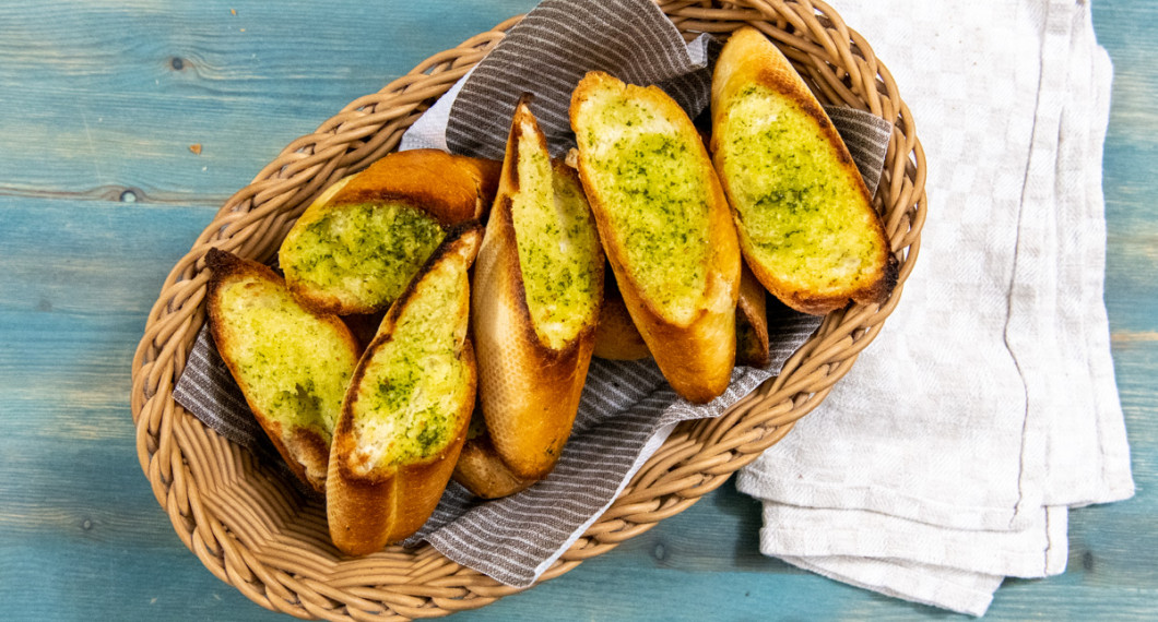 Basilikabröd med vitlök, vitlöksbröd eller nybakt baguette passar att servera till soppan. 