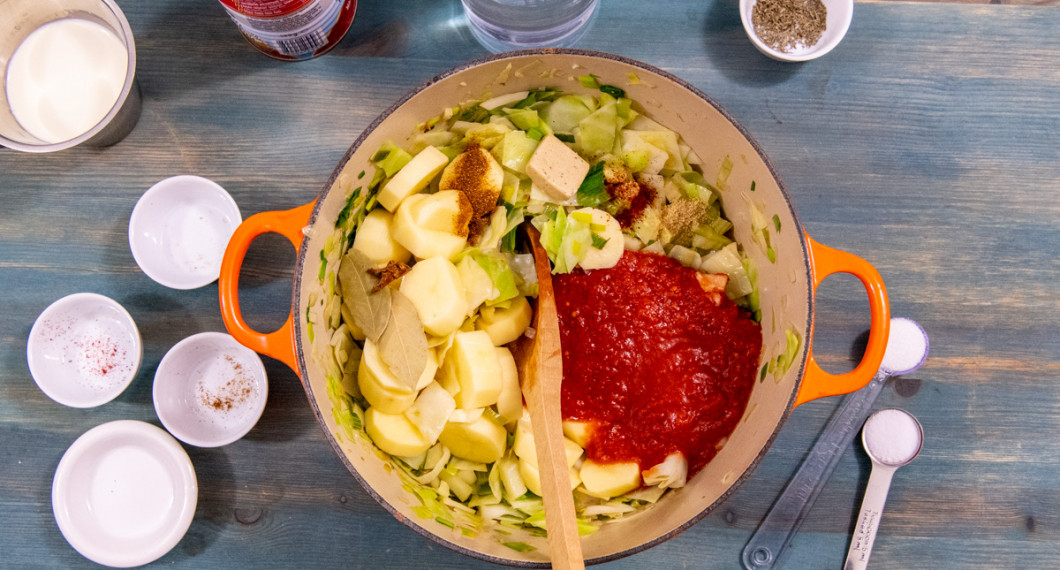 Tillsätt potatis, tomatpuré, buljongtärningar, salt, socker, peppar, timjan, cayenne, saffran, lagerblad, stjärnanis samt vatten och vatten. Rör om och koka upp samt koka i minst 30 minuter under lock. 