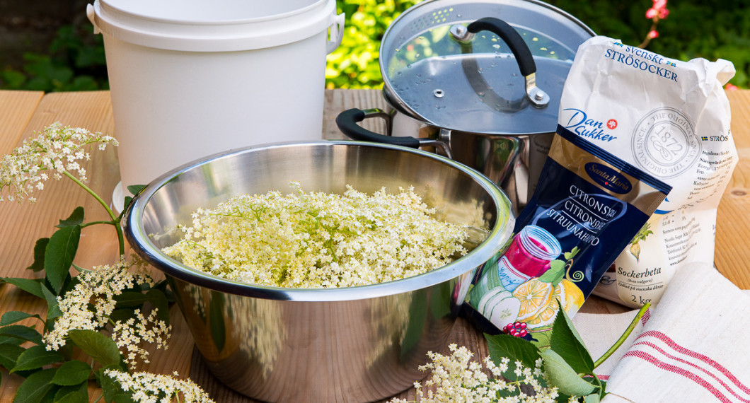 Ingredienser till flädersaft - fläderblommor, vatten och socker. Vidare har man även citron i. 