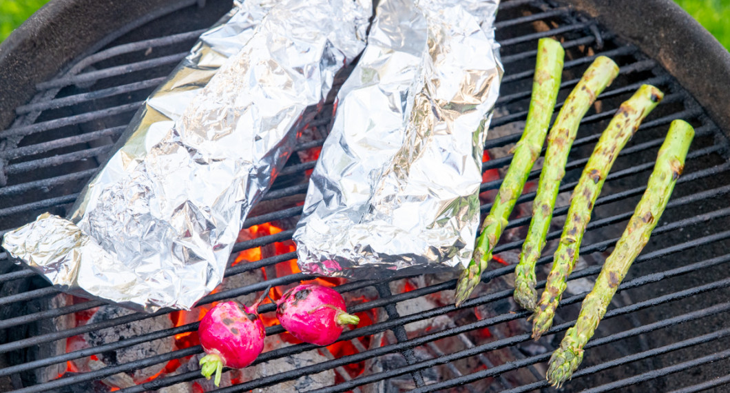 Foliepaketen grillas på utegrill tillsammans med lite grönsaker som sparris och rädisor. 