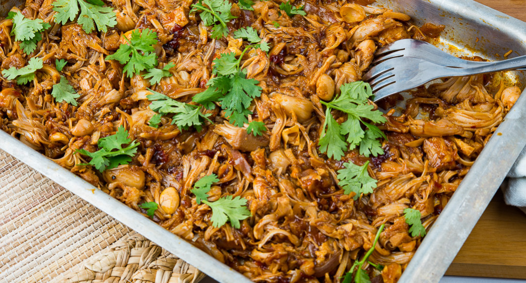 Fooled pork av Jack Fruit lagad i form i ugnen med Barbequesås
