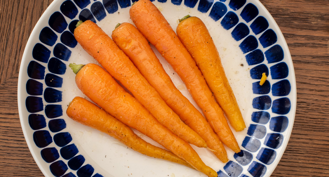 Förkokta morötter blandade med lite olivolja och flingsalt redo att grillas. 