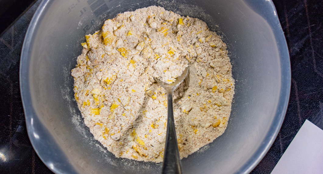 Paneringen blandas i en skål av vetemjöl, majsstärkelse, bakpulver, salt och cornflakes. 