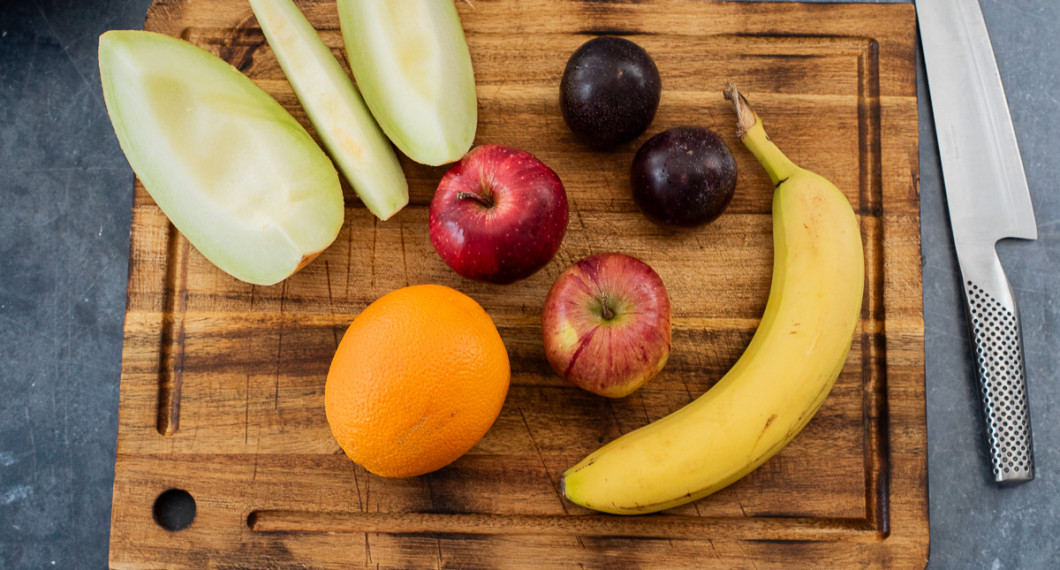 Till fruktsalladen kan du ta den frukt du gillar - jag tog galiamelon, apelsin, äpple, plommon och banan. 