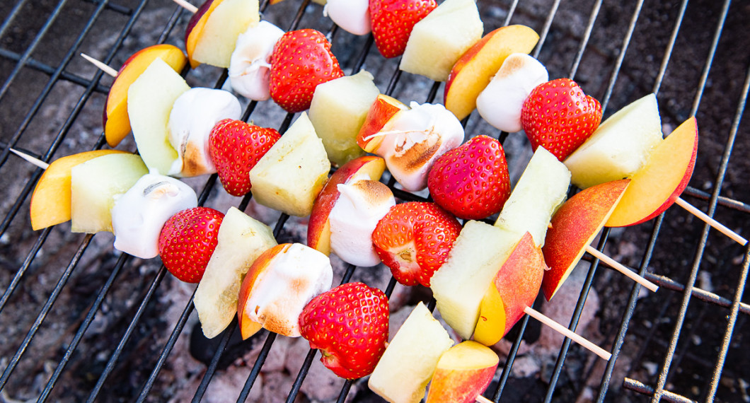 Fruktspetten grillas hastigt så att marshmallowsen får lite färg