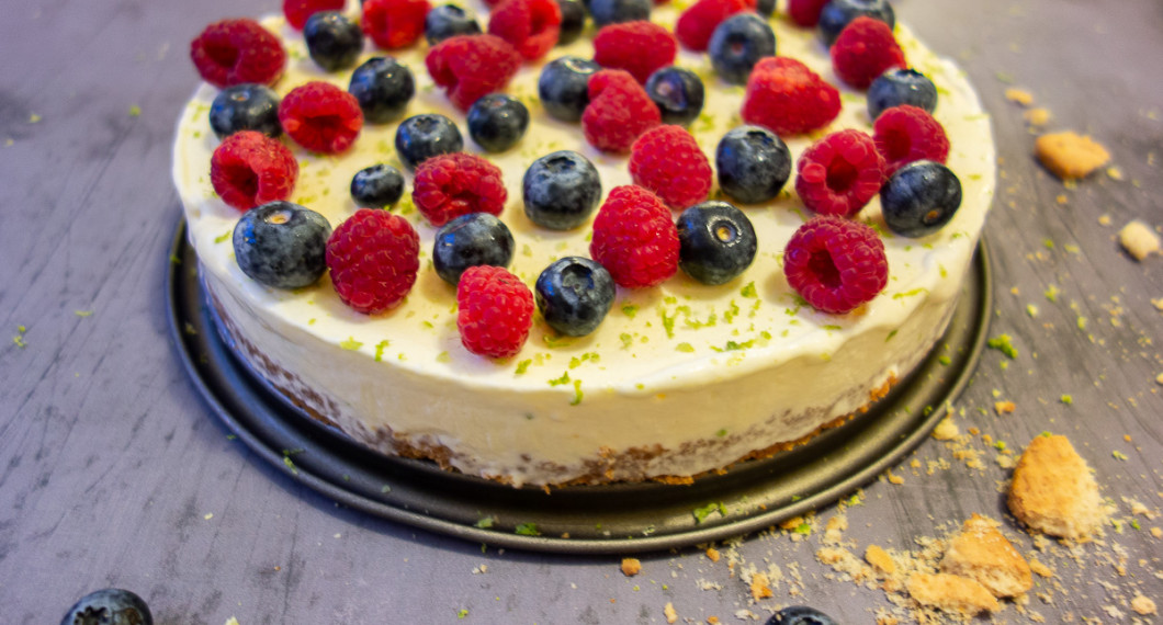 Lyxa gärna till cheesecaken med extra färska bär som hallon och blåbär; eller ta jordgubbar, vinbär eller andra bär.  