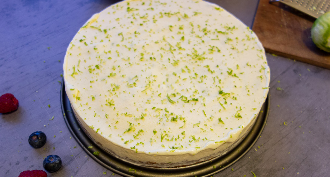 Den frysta cheesecaken får tina ca 15 minuter innan servering. Kan serveras som den är med lite finriven lime som garnering. 