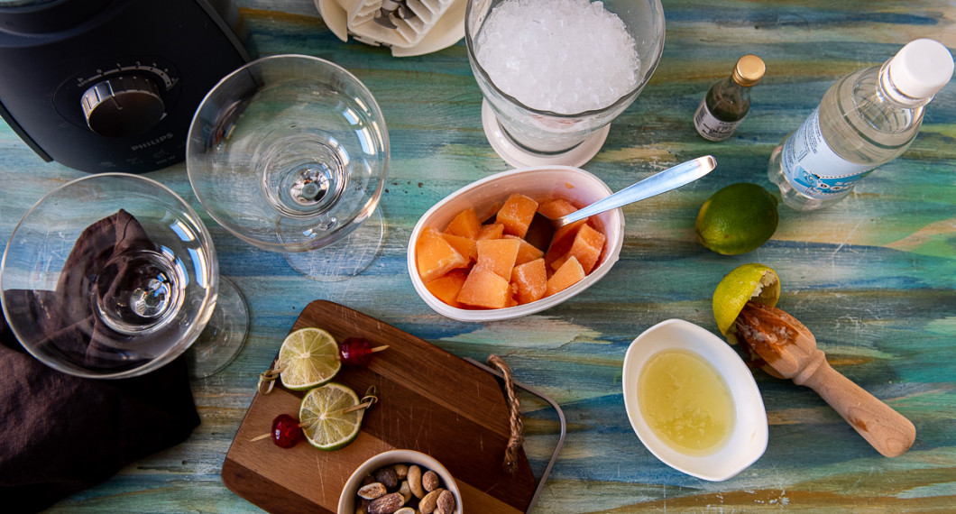 Ingredienserna till drinken är melon som cantaloupe - färsk eller fryst; sockerlag, lime, krossad is, sockerdricka och romessens. 