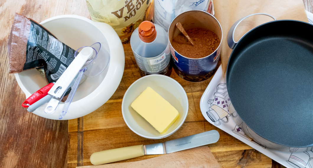 Ingredienser till kolarutorna: smör, sirap, vetemjöl, socker, kakao och choklad. 