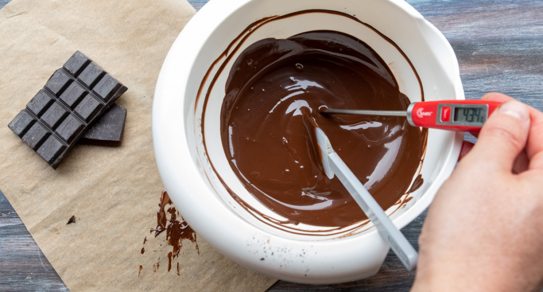 Chokladen tempereras genom att 2/3 av chokladen smälts och värms till ca 45 °C och tas sedan av värmen. 