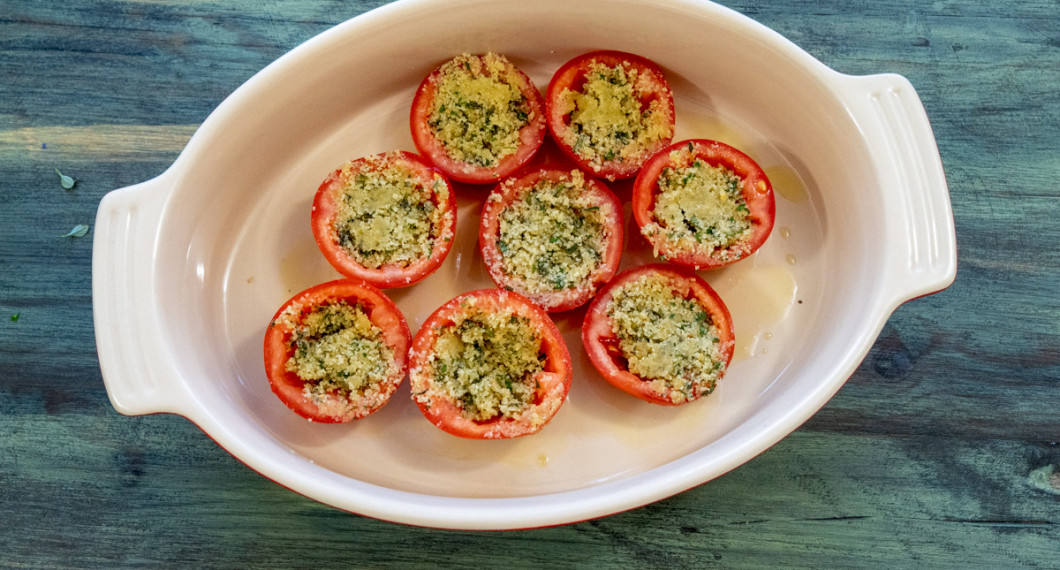 Tomaterna redo att bakas i ugnen. Hit kan de förberedas och förvaras övertäckta i kylen. 