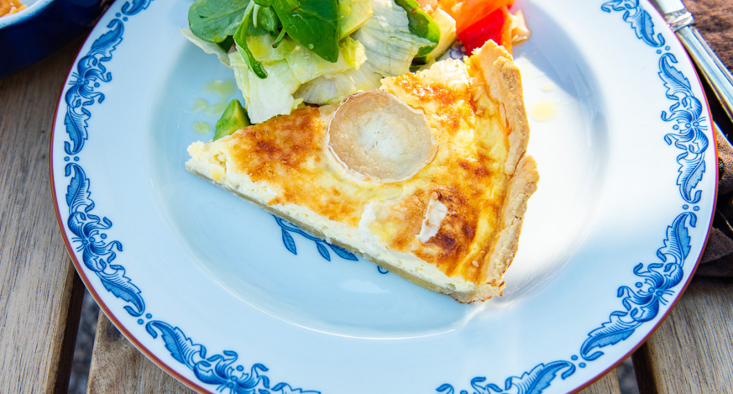 En bit getostpaj serverad med sallad med vinaigrette av äppelcidervinäger, honung och olivolja. 