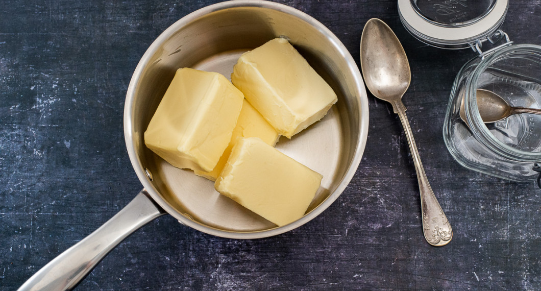 Lägg smöret i en kastrull med tjock botten samt lock till. 
