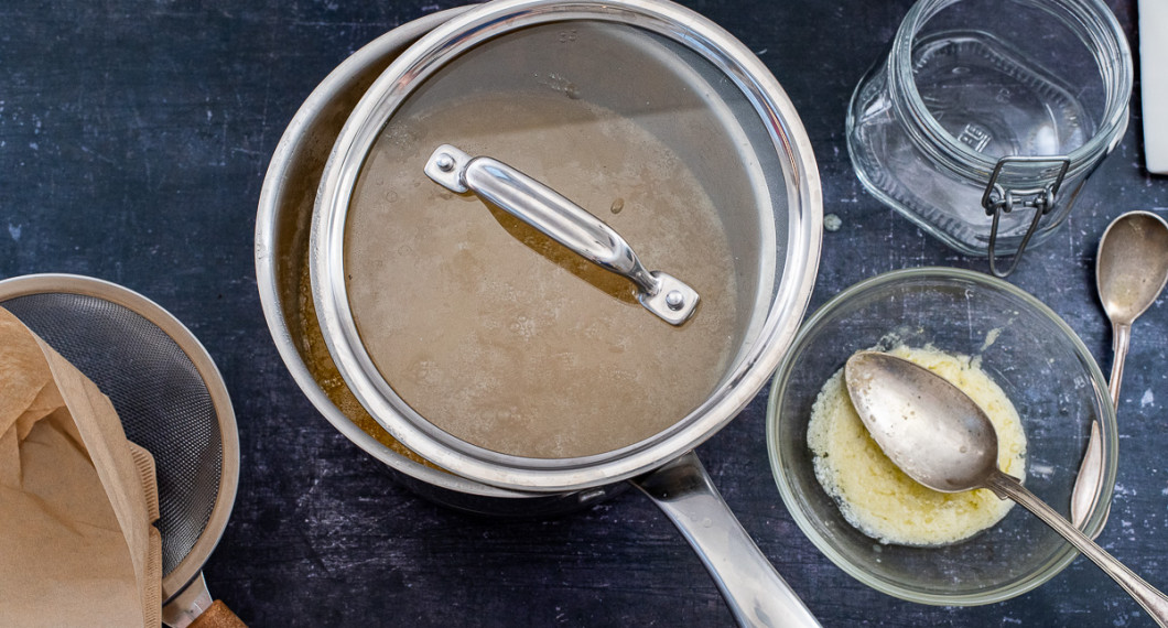 Fortsätt koka smöret på låg värme - gärna med ett lock på glänt då det kan stänka lite. 