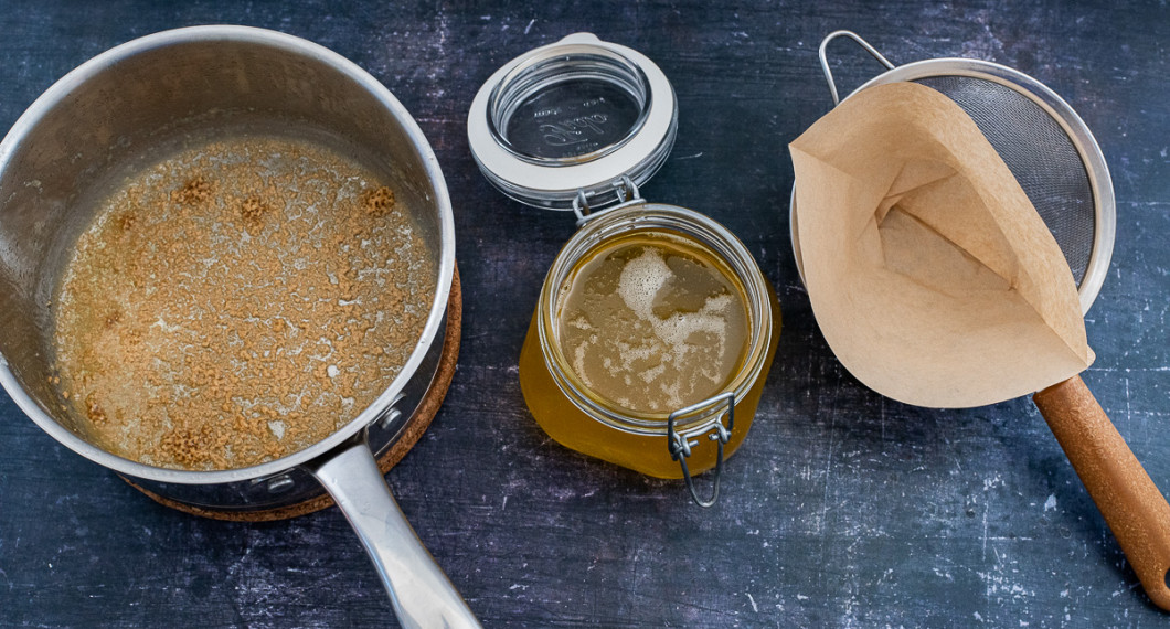 Häll försiktigt över smöret i en glasburk som tål värme. Lämna bottensatsen. Det kan även silas genom ett kaffefilter om du vill ta bort all bottensats. 