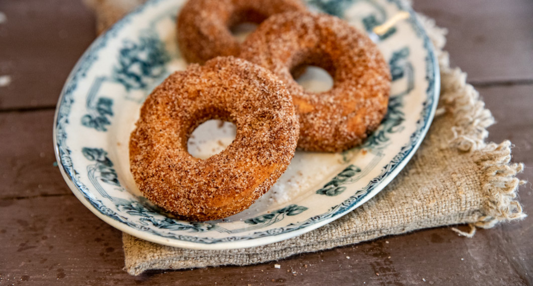 Glutenfria munkar vända i kanelsocker