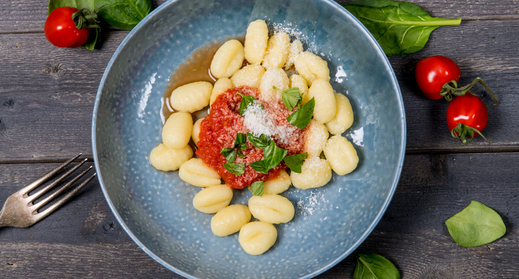 Tomatsåsen är god som pastasås eller till färsk gnocchi. Eller som sås till kyckling, grillat, grönsaker med mera. 