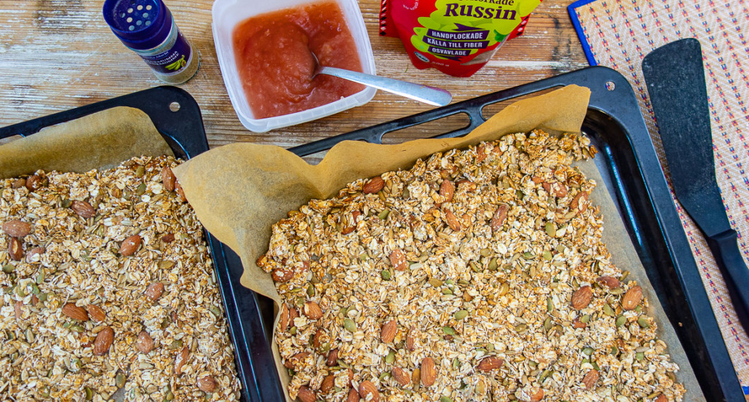 Havregrynen med mera blandas till med äppelmos och rostas till en rustik granola. 