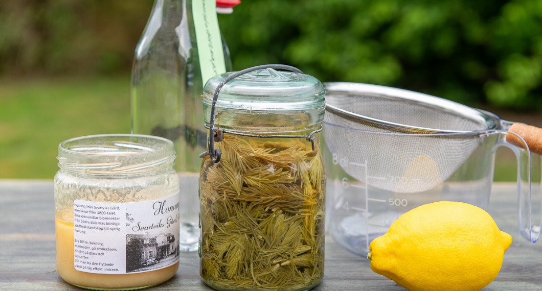 Låt stå minst någon vecka. Den kan även stå mycket längre. Jag lät min stå i 7 månader då jag skulle ha den till jul. 