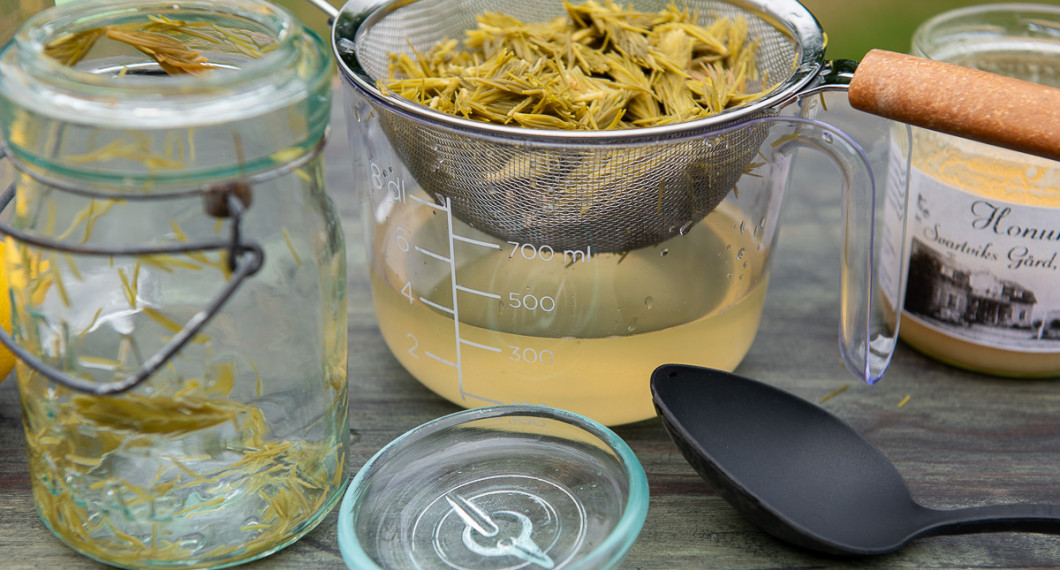 Vill du ha en helt klar snaps kan du sila snapsen ytterligare i kaffefilter. Fällningen lägger sig annars på botten i flaskan. 