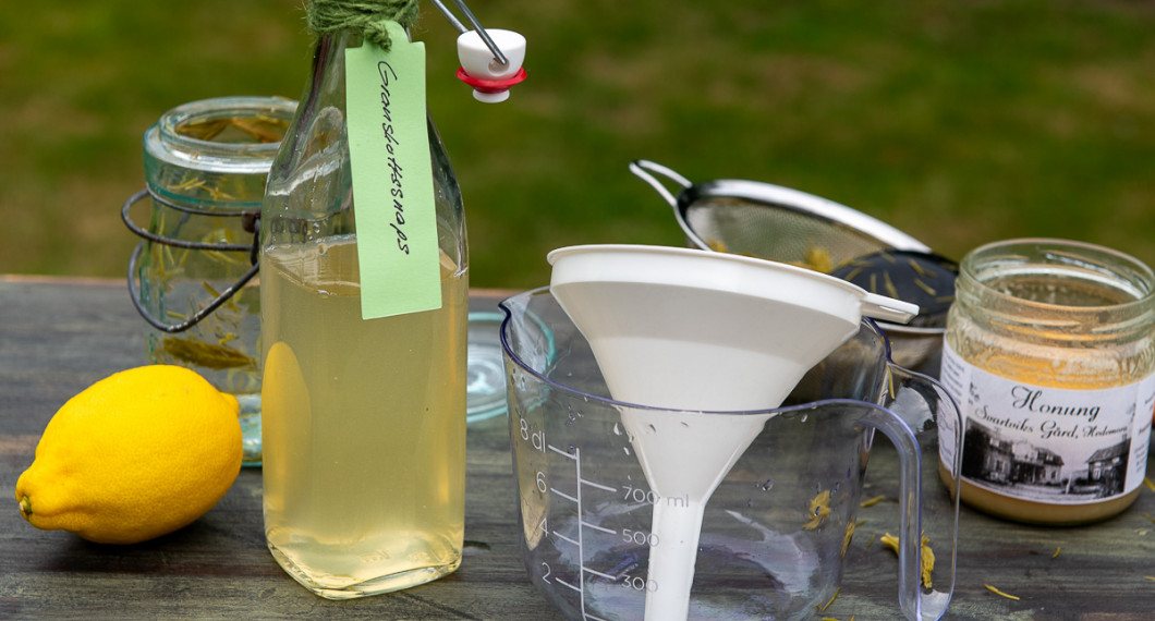 Häll upp snapsen på flaska och sätt på kork. Ställ i kylen till servering. 