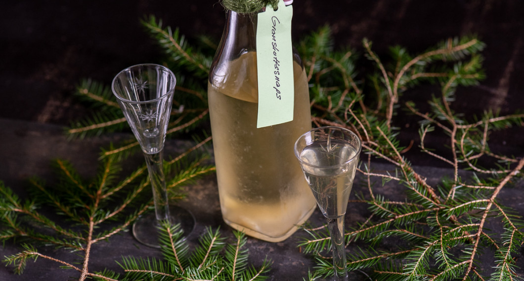 Servera snapsen väl kyld. 