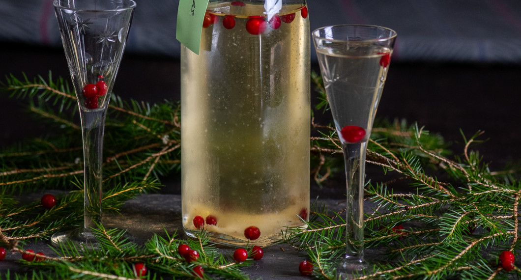 Granskottsnapsen kan även piffas upp med frysta lingon i flaskan samt till servering i snapsglasen.  