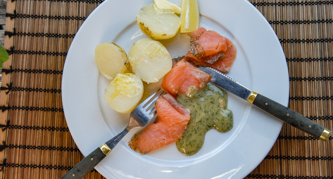 Gravad lax serverad med gravlaxsås, kokt potatis och citron. 