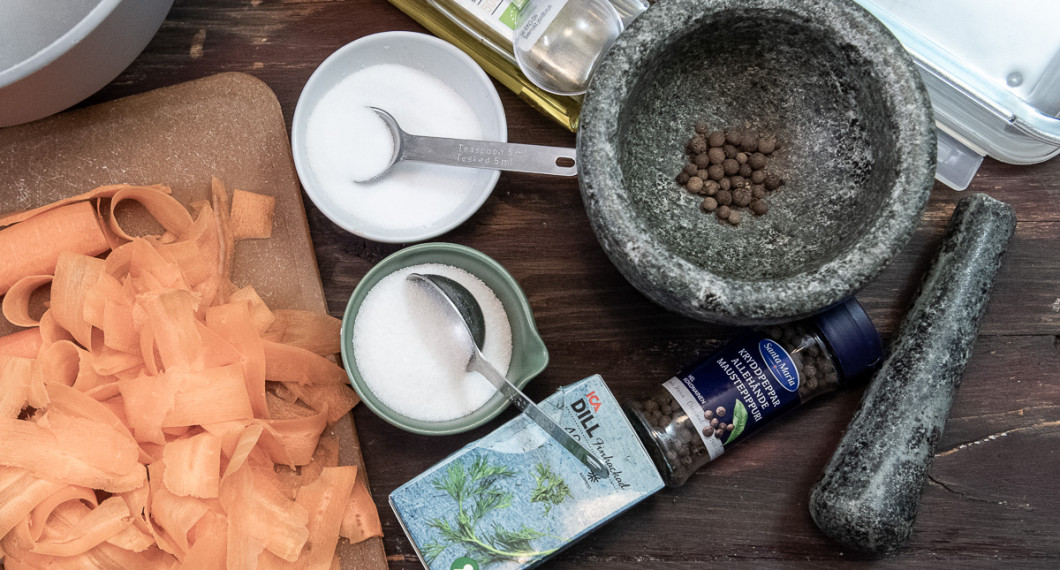 Förutom morötter behöver du salt, socker, dill, rapsolja samt kryddpeppar. 