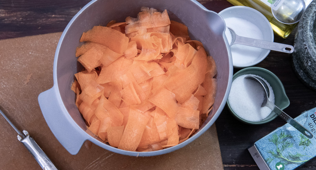 Lägg morötterna i en bunke. 