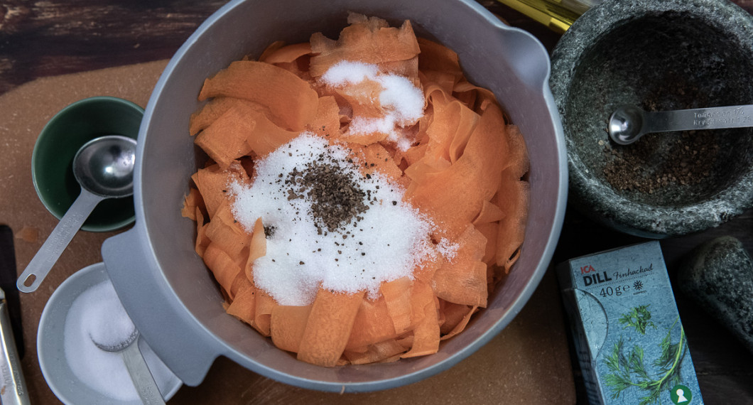 Tillsätt salt, socker, olja och stött kryddpeppar. 