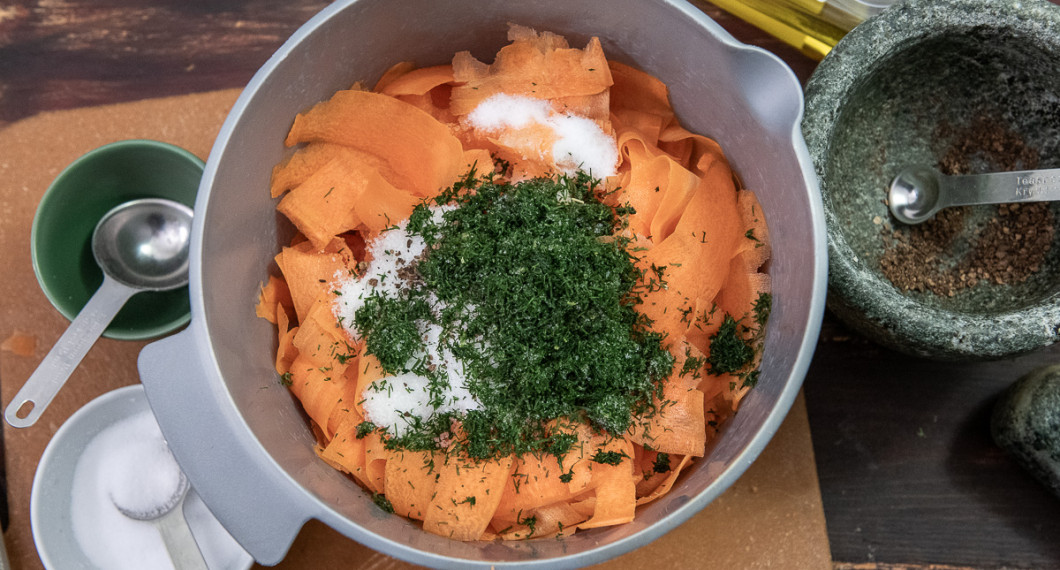 Tillsätt fryst eller färsk hackad dill. 