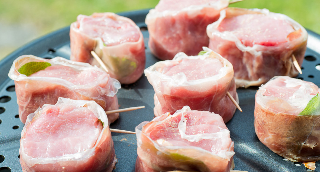 Linda fläskfilén i lufttorkad skinka så håller den sig saftig och får god smak på grillen. 