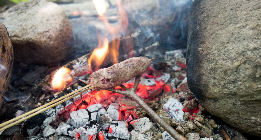 Kläm fast köttfärsen i en korv på en pinne eller grillspett. Grilla över öppen glöd eller på utegrill. 