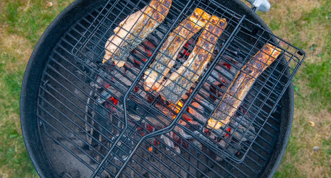 Laxen grillas i bitar med skinn i halster eller direkt på grillgallret