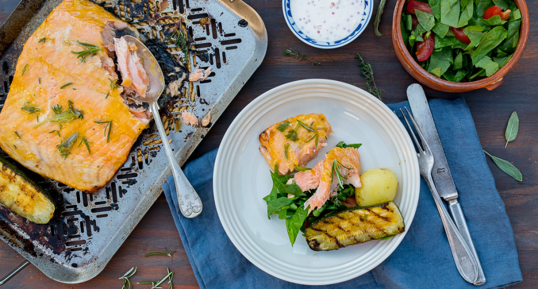 Till laxen hade jag kokt färskpotatis, romsås, de grillade zucchininisarna samt grönsallad av tomat och babyspenat. 