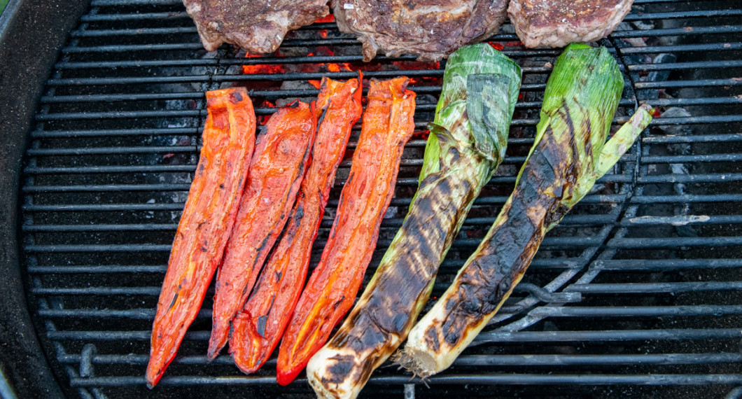 Grillad paprika blir ett gott grönsakstillbehör till det mesta på grillen. På bilden med entrecote och purjolök. 