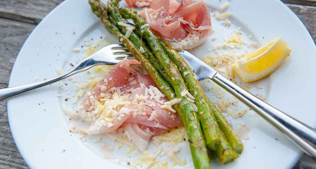 Grillad sparris som förrätt med lufttorkad skinka, citron och riven parmesan. 